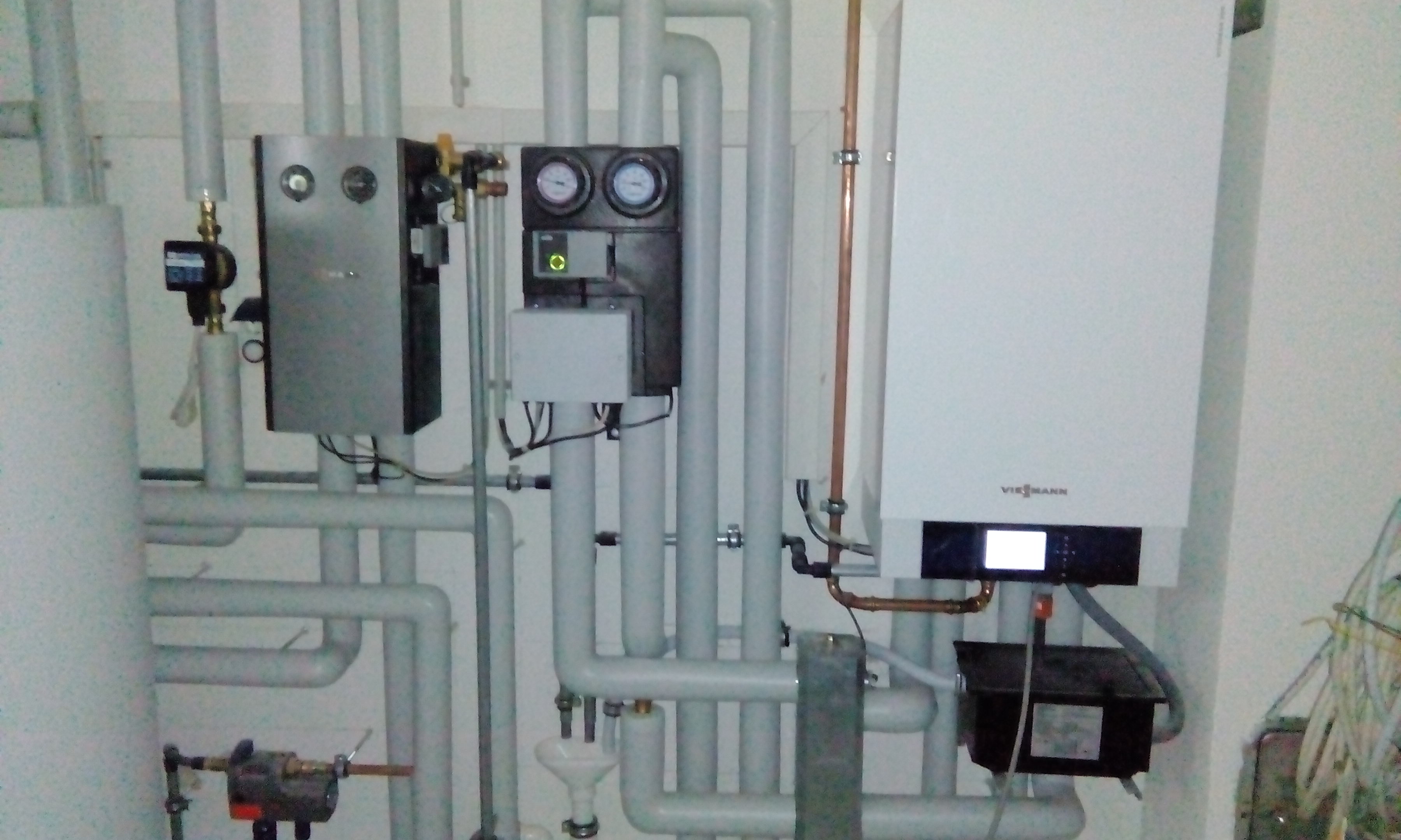 Gasbrennwert mit Solarspeicher & solarthermischer Anlage - Eine Komplettanlage in Gräfelfing von Haustechnik Eduard Graf - Komplette Montage inkl. Elektro- & Isolierarbeiten! - Alles aus unserer Hand!